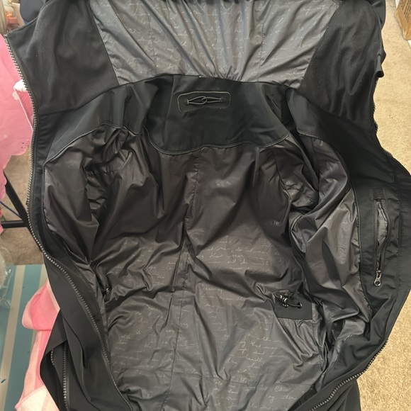 Lululemon Definitely Raining Jacket
Black 2️⃣ - Picture 12 of 12